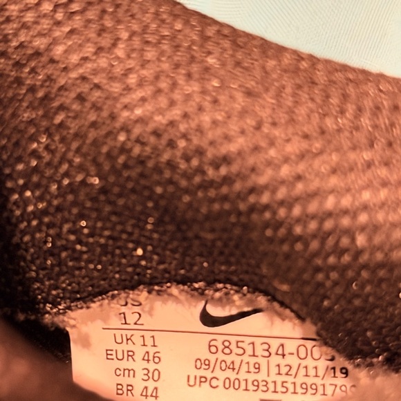 Nike Discus Shoes. Black and Silver Athletic Shoes - Picture 4 of 4